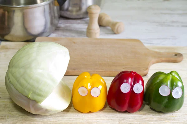 Lahana ve peppers ile yaratıcı kavramı soyut gıda — Stok fotoğraf