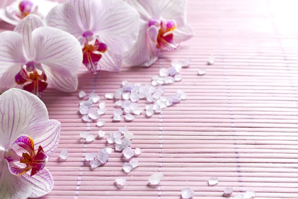 Rózsaszín orchideák és aromaterápiás fürdő absztrakt csendélet — Stock Fotó
