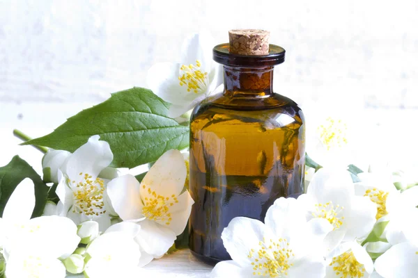 Jasmin-Aromatherapie-Öl auf weißen Planken mit Blüten — Stockfoto