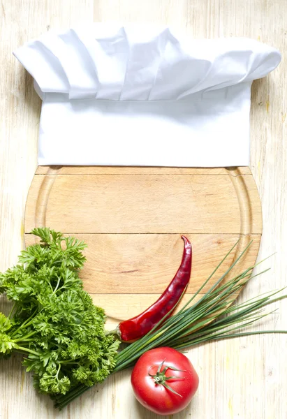 Chapéu Chef na placa de corte conceito de comida abstrata — Fotografia de Stock