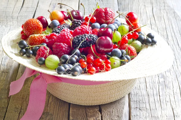 Sommer-Waldbeeren im Hutkonzept auf Vintage-Platten — Stockfoto