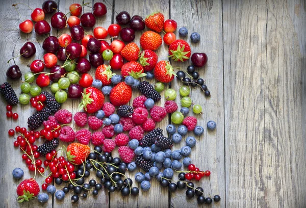 Sommaren wild berry frukter på vintage styrelsen stilleben koncept — Stockfoto