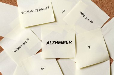 Soruları ve alzheimer kelimesini içeren yapışkan notlar, Alzheimer hastalığı konsepti.