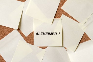 Gemide Alzheimer kelimesi olan yapışkan notlar, Alzheimer hastalığı konsepti