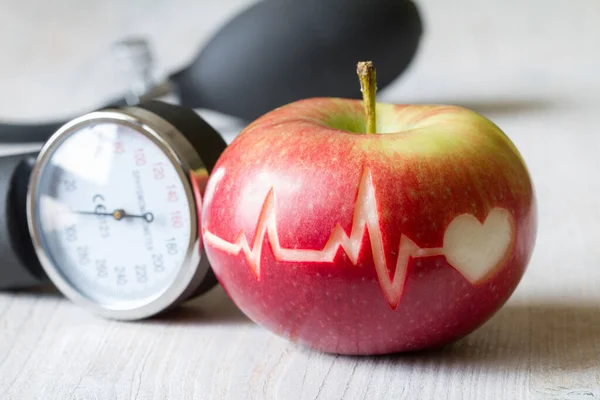 Linia Uderzeń Serca Czerwonym Jabłku Sfigmomanometrze Koncepcja Zdrowej Diety Serca — Zdjęcie stockowe