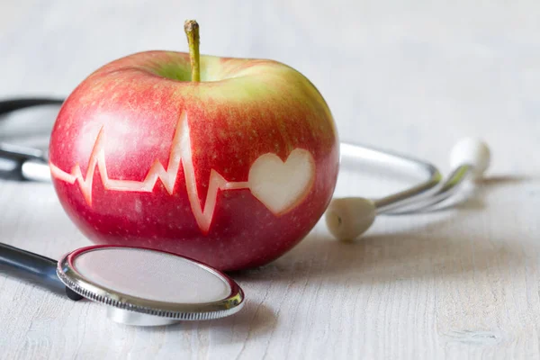 Kalp Atışı Kırmızı Elma Steteskop Sağlıklı Kalp Diyeti Konsepti — Stok fotoğraf