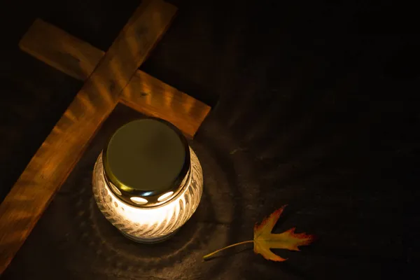 Горящая Свеча Крестом Темном Фоне Концепция Дня Святых — стоковое фото