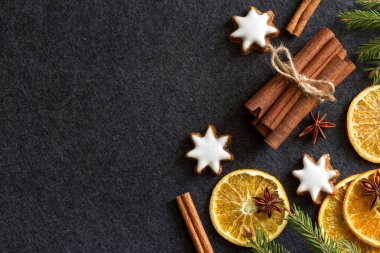 Kurumuş portakal, tarçın ve kurabiyeli Noel arkaplanı