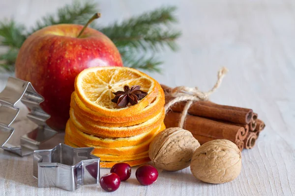 Décoration Noël Avec Pomme Orange Séchée Cannelle Noix Canneberge — Photo