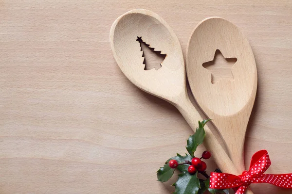 Cucharas Madera Navidad Con Acebo Concepto Fondo Alimentos Navidad —  Fotos de Stock