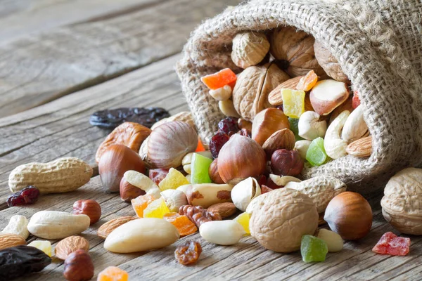 Blandning Torkad Frukt Och Nötter Jutesäck Trä Bakgrund — Stockfoto