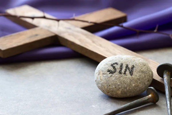 Stein Mit Wortsünde Nägeln Und Holzkreuz Auf Violettem Stoff Christi — Stockfoto