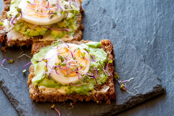 Lekkere Gezonde Vegetarische Sandwich Met Avocado Bestrooid Met Spruitjes — Stockfoto