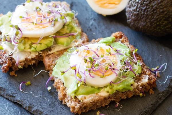 Lekkere Gezonde Vegetarische Sandwich Met Avocado Bestrooid Met Spruitjes — Stockfoto