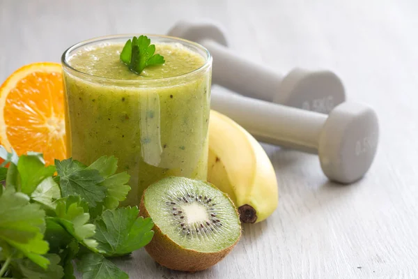 Frischer Grüner Smoothie Obst Und Hanteln Gesundes Essen Und Sportkonzept — Stockfoto