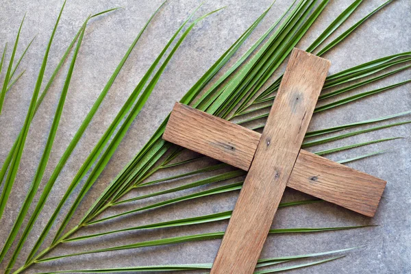 Påsk Trä Kors Med Palm Gren Palm Söndag Religiöst Begrepp — Stockfoto