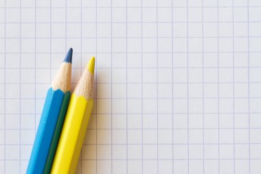 Not defterine sarı ve mavi boya kalemi Ukraynalı çocuklara yardım, okul konsepti.