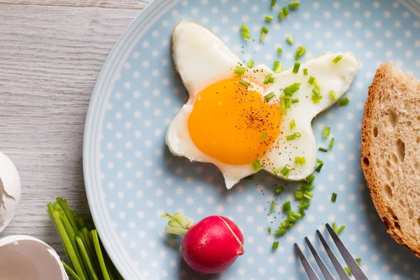 Huevo Frito Con Cebollino Rábano Concepto Saludable Desayuno Primavera — Foto de Stock