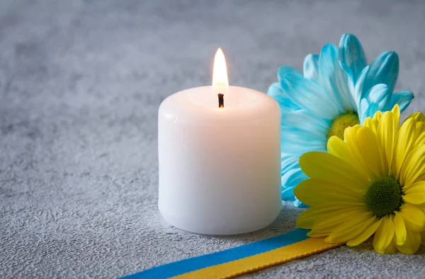 Καύση Κερί Κορδέλα Και Λουλούδια Χρώματα Της Ουκρανικής Σημαίας Μνήμη — Φωτογραφία Αρχείου