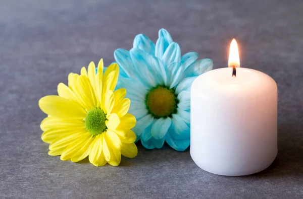 Brandende Kaars Bloemen Kleuren Van Oekraïense Vlag Herinnering Aan Slachtoffers — Stockfoto