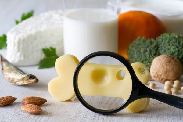 Queso Forma Hueso Lupa Reforzamiento Óseo Productos Alimenticios Concepto Osteoporosis — Foto de Stock