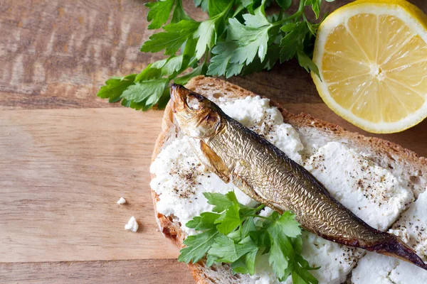 Sandwich Mit Sprotten Quark Und Petersilie — Stockfoto