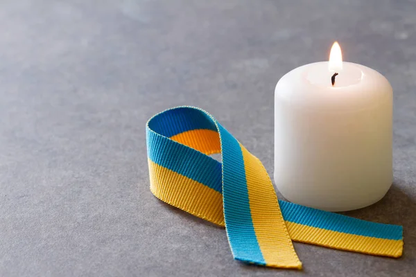 Brennende Kerze Und Schleife Den Farben Der Ukrainischen Flagge Gedenken — Stockfoto