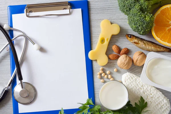 Queijo Forma Osso Caderno Estetoscópio Produtos Alimentares Reforço Ósseo Conceito — Fotografia de Stock