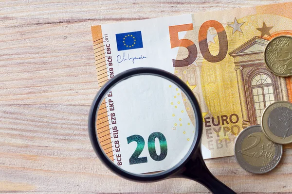 通货膨胀概念 货币价值的减少 放大镜下的欧元钞票 — 图库照片