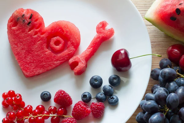 Rote Früchte Schraubenschlüssel Schraube Und Herz Aus Wassermelone Herz Reparieren — Stockfoto