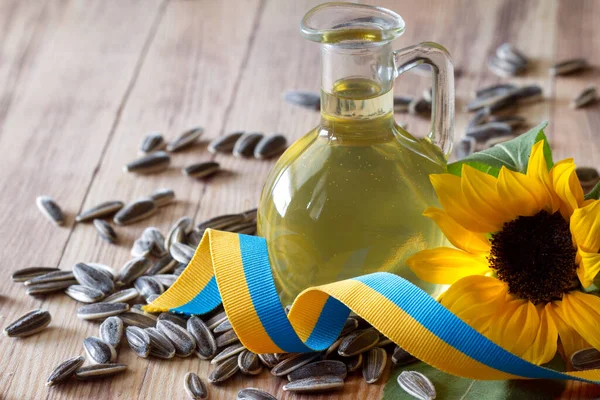 Aceite Girasol Con Semillas Cinta Colores Bandera Ucraniana Sobre Fondo — Foto de Stock