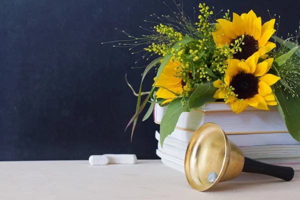 Ramo Girasoles Libros Campana Fondo Pizarra Concepto Vuelta Escuela Día — Foto de Stock