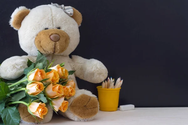 Teddybär Mit Rosenstrauß Auf Dem Hintergrund Der Tafel Konzept Zurück — Stockfoto