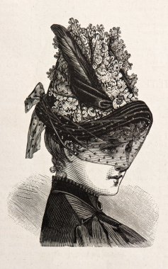 şık bir şapka giyen genç kadın