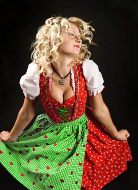 tipik Bavyera elbise dirndl dans eden kız
