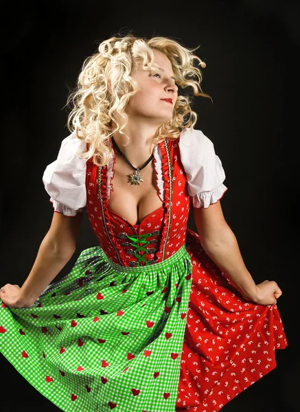 Bailando chica en típico vestido bavariano dirndl — Foto de Stock