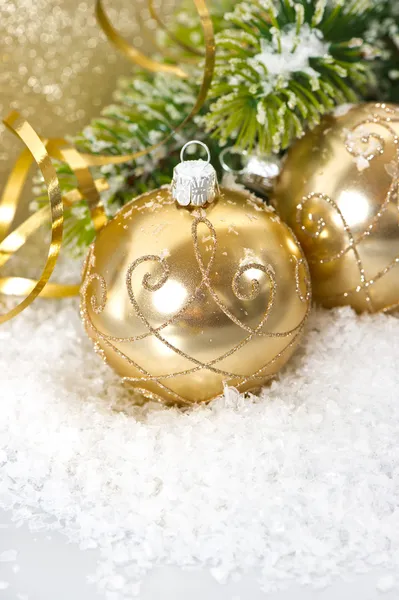 Bola de Natal dourada com ramo de árvore de Natal — Fotografia de Stock