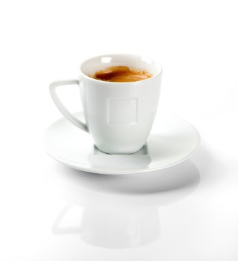 Beyaz fincan beyaz üzerine siyah kahve