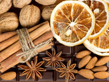 çikolata, tarçın, yıldız anason, fındık yapışıyor