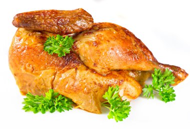Yeşil otlar üzerinde beyaz izole ızgara tavuk