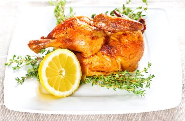 ızgara tavuk otlar ve limon ile