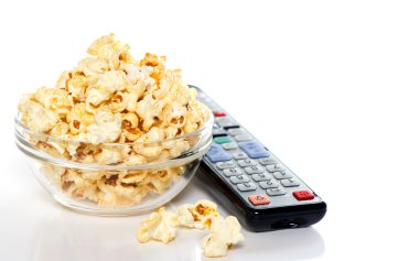 TV remote control en kom met popcorn