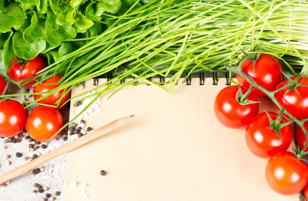 Offenes Notebook und Gemüse — Stockfoto