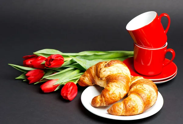 Rote Tassen mit Croissants — Stockfoto