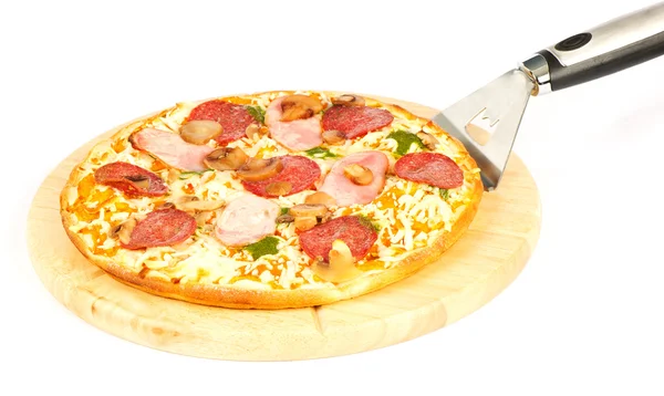 Pizza med skinka, champinjoner, salami och pesto sås — Stockfoto