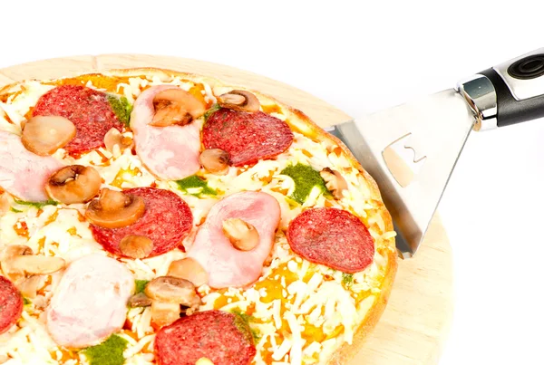 Pizza med skinka, champinjoner, salami och pesto sås — Stockfoto