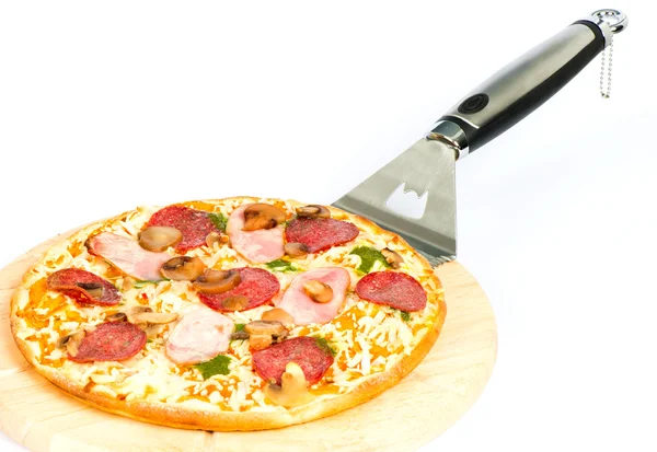 Pizza med skinka, champinjoner, salami och pesto sås — Stockfoto