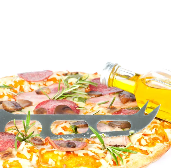 Pizza med flaska olivolja — Stockfoto