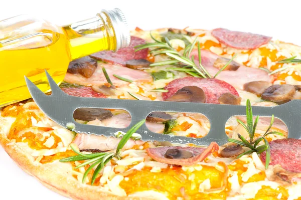 Pizza med flaska olivolja — Stockfoto