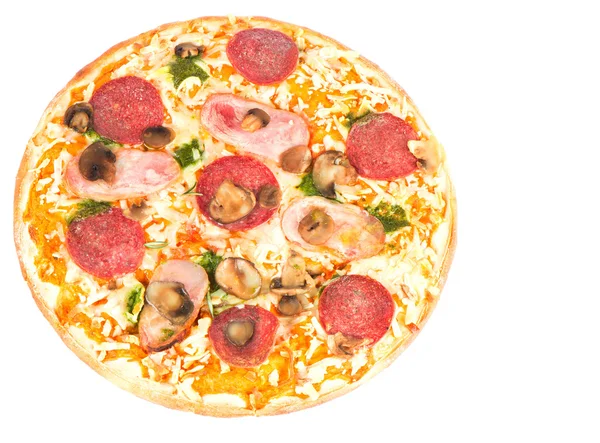 Pizza z szynką, pieczarkami i salami — Zdjęcie stockowe